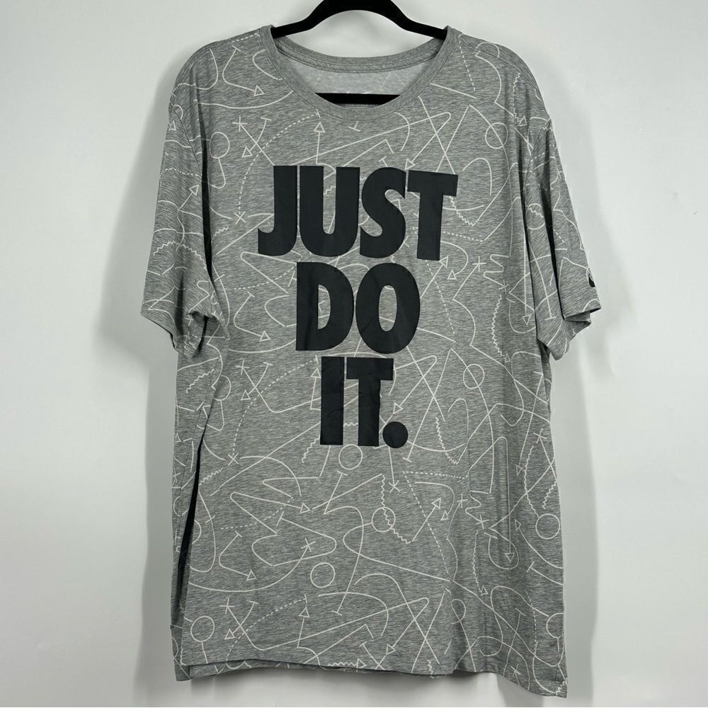 NIKE Men's Gray Printed Plays JUST DO IT Athletic Cut Dri-Fit Tee sz 3XL